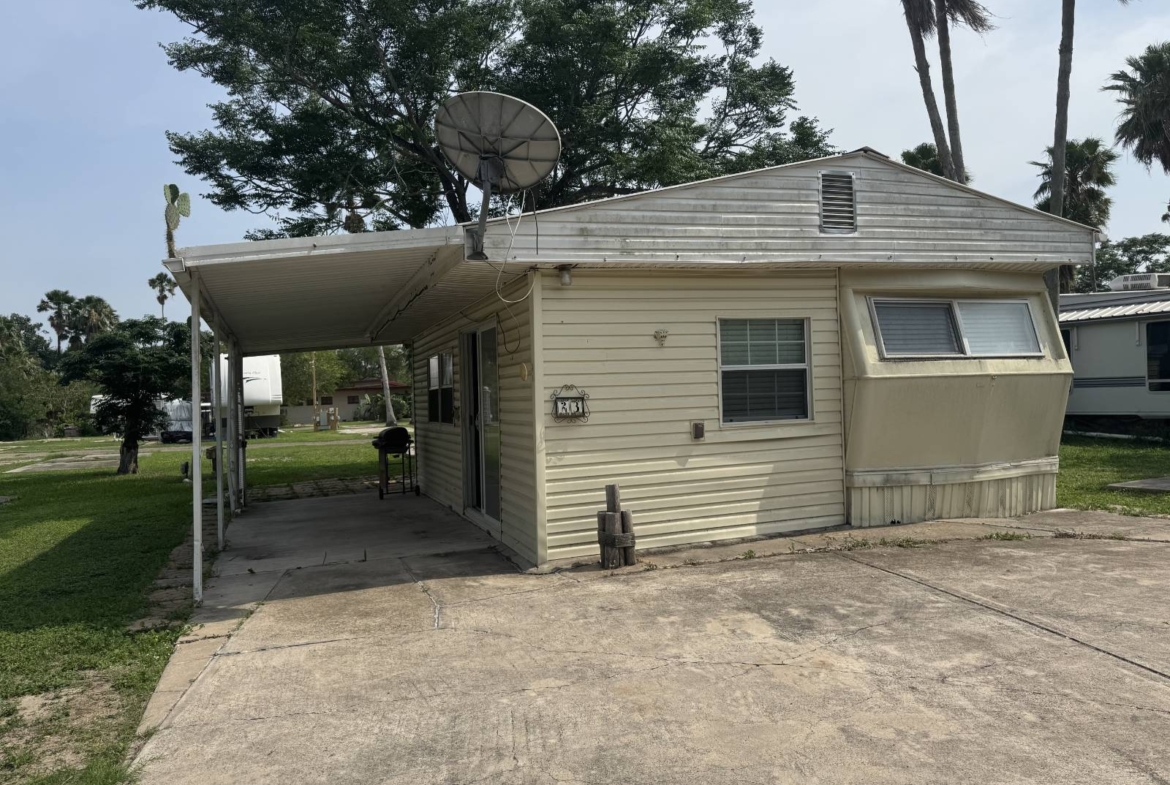 resident-focused living, comfortable living, affordable homeownership options, manufactured homes, find your place at Hometow